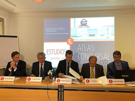 De izqda. a dcha.: Ramón Juega, consejero del REFOR y codirector de los Encuentros Gallegos de Profesionales de Derecho Concursal y Societario; Valentín Pich, presidente del Consejo General de Economistas de España, Miguel Ángel Vázquez Taín, presidente del Consello Galego de Economistas, Alfred Albiol, presidente del REFOR, y Alberto Velasco, secretario técnico del REFOR.