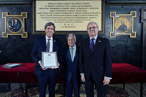 El presidente del Colegio de Médicos de Madrid, Miguel Ángel Sánchez Chillón, sostiene el Juramento Hipocrático, entregado como símbolo de agradecimiento por acoger el acto por Miguel Carrero, presidente de PSN (en el centro). A la derecha, Serafín Romero, presidente del Consejo General de Colegios de Médicos.