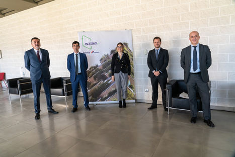 De izqda. a dcha.: José Antonio Fuertes, gerente de la fábrica de Wallex en Aranda de Duero; Alberto de la Calle, consejero delegado Grupo De La Calle; Raquel González, alcaldesa de Aranda de Duero; Mateo Zimmermann, Investment Manager de CEMEX Ventures; y José Ignacio Esteban, director general de Avintia Industrial.