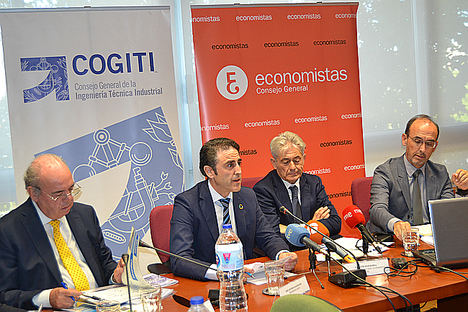De izqda. a dcha.: José Oriol Sala, presidente Fundación Caja Ingenieros; José Antonio Galdón, presidente de COGITI; Valentín Pich, presidente de CGE y Salvador Marín, director Cátedra Economistas Contables-CGE.