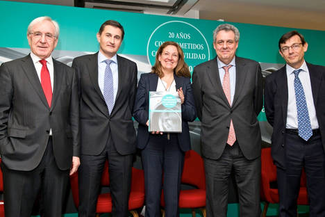Han intervenido D. Pedro Prieto González, director de Ahorro y Eficiencia Energética de IDAE (Instituto para la Diversificación y Ahorro de la Energía), D.ª Maj-Britt Larka, subdirectora general de Calidad del Aire y Medio Ambiente Industrial , D. Cristóbal Cremades, secretario general de la Dirección General de Tráfico, D. Alejandro Cros, subdirector general de Políticas Sectoriales Industriales, Agustín García, presidente de la AER.