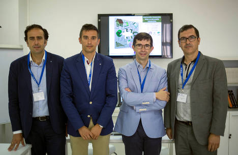 De izqda a dcha: José María López Jiménez, miembro del equipo de trabajo de Edufinet.
- Rafael López del Paso, miembro del equipo de trabajo de Edufinet.
- Fernando Rodríguez,  Profesor titular de Economía Aplicada de la
Universidad de Salamanca.
- José Ignacio Sánchez Macías,  Director del Departamento de Economía
Aplicada de la Universidad de Salamanca.