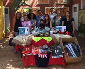 Propet entrega a FAPAM los productos donados por las empresas participantes en la Pasarela Boutique Propet
