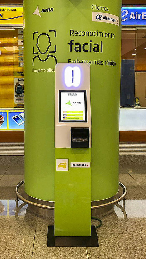 Quiosco de registro biométrico - Aeropuerto Menorca.