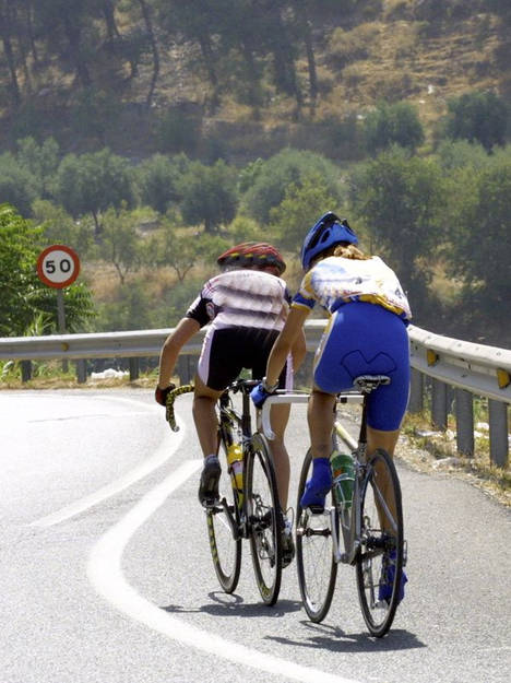 ¿Qué se debe tener en cuenta antes de adelantar a un ciclista?