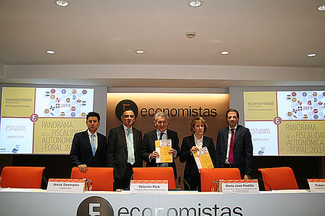 De izda. a dcha.: Luis del Amo, secretario técnico del REAF-CGE; Jesús Sanmartín, presidente del REAF-CGE; Valentín Pich, presidente del Consejo General de Economistas de España; María José Portillo, miembro del REAF-CGE y colaboradora de este estudio; y Rubén Gimeno, director del Servicio de Estudios del REAF-CGE.