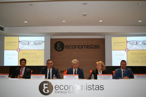 De izda a dcha: Luis del Amo, secretario técnico del REAF; Jesús Sanmartín, presidente del REAF; Valentín Pich, presidente del Consejo General de Economistas de España; Mª Jesús Portillo, profesora de Economía Aplicada de la Universidad de Murcia, y Rubén Gimeno, director del Servicio de Estudios del REAF. 