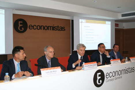 De izda. a dcha: Luis del Amo, secretario técnico del REAF; Eduardo Sanz Gadea, ex inspector de Hacienda; Valentín Pich, presidente del Consejo General de Economistas de España; Jesús Sanmartín, presidente del REAF, y Rubén Gimeno, director del Servicio de Estudios del REAF. 