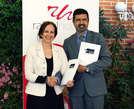 María Antonia Jiménez, Presidenta de Fundación Tierra de hombres-España, y Juan Escudero, Director General de Rafaelhoteles.