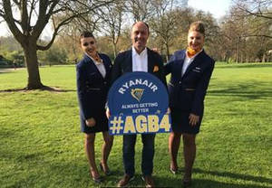 Lanzamiento de la cuarta fase del programa 'Siempre Mejorando' de Ryanair, los miembros de la tripulación Olivia May Wade y Ashlea Jade Duggan junto con el Chief Marketing Officer de Ryanair, Kenny Jacobs.