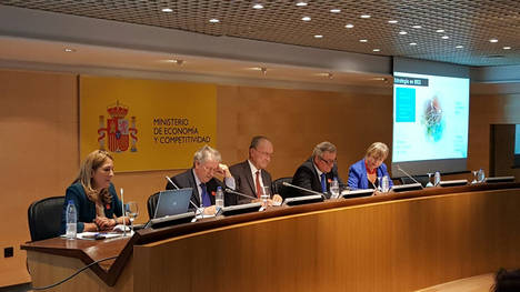 De izda a dcha, la directora de Foro Transfiere, Marta Raspall; el presidente del comité organizador de Foro Transfiere y presidente de la Asociación de Parques Científicos y Tecnológicos de España (APTE), Felipe Romera el alcalde de Málaga, Francisco de la Torre; el secretario general de la Agencia Andaluza del Conocimiento, Pedro Bisbal, y la subdirectora general de Transferencia de Tecnología del Ministerio de Economía y Competitividad (MINECO), María Luisa Delgado.