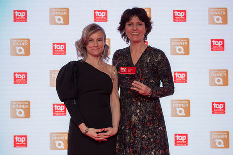 Recogió el premio Elisabetta Parroco, Talent Management Director (dcha.).