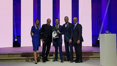 Toni Torregrosa recogiendo el premio de manos de Michael Polzler, Presidente de RE/MAX Europa. Walter Schneider, Presidente de RE/MAX Integra y Adam Contos, CEO de RE/MAX Internacional.