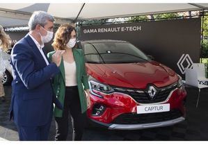 Isabel Díaz Ayuso conoce la gama eléctrica del Renault y Dacia