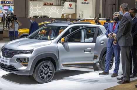 S.M. el Rey visita los Stand de Renault y Dacia del Salón del Automóvil de Barcelona
 