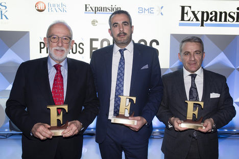 Responsables de Unicorp Patrimonio y Unicorp Vida posan con los Premios.