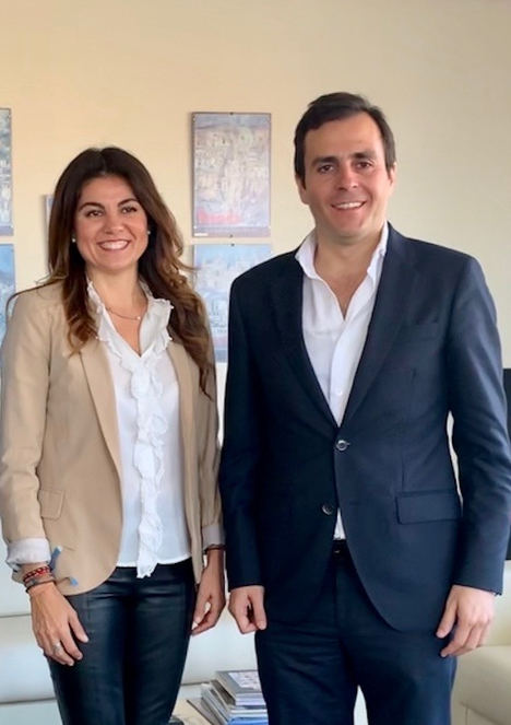 La delegada de Turismo de la Junta de Andalucía en Málaga, Nuria Rodríguez, y el presidente de AVVA, Carlos Pérez-Lanzac.