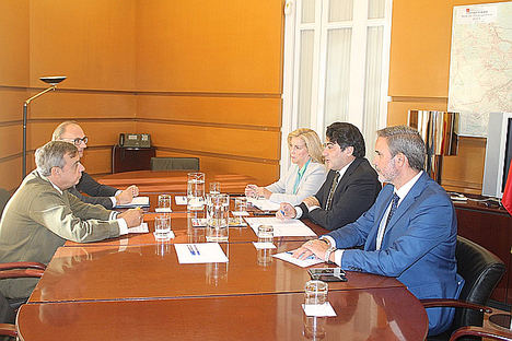 De izda. a dcha.: Jaime Cabrero García, presidente de COAPIMADRID - AIM; José Merino, asesor jurídico de COAPIMADRID-AIM; Concepción Dancausa, viceconsejera de Vivienda  y Administración Local; David Pérez, consejero de Vivienda y Administración Local y José María García Gómez, director general de Vivienda y Rehabilitación.