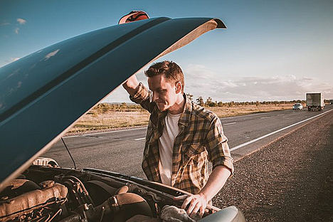 Revisar el coche en un taller legal, esencial para garantizar la seguridad en la carretera