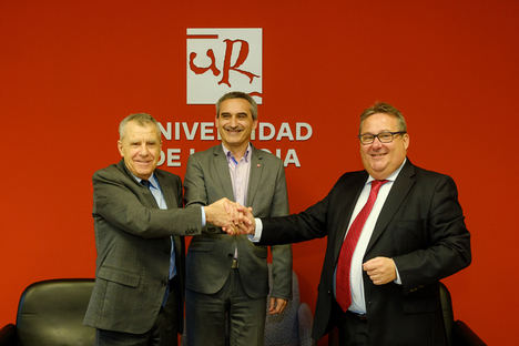De izqda a dcha: Máximo García Zuazo, presidente en funciones del Ilustre Colegio de Graduados Sociales,  Julio Rubio García, rector de la Universidad de La Rioja, y Rafael Tortuero Martín, director territorial de Ibermutuamur en Castilla y León y La Rioja, tras la firma del convenio de colaboración académica.