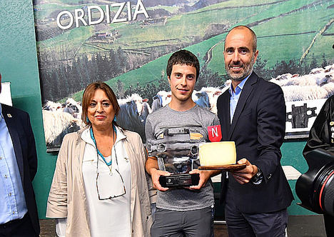 Roser Torras, directora de San Sebastián Gastronomika; Julen Arburua, el pastor ganador, e Iñigo Iribarnegaray, director general de Gastronomía del grupo Vocento.