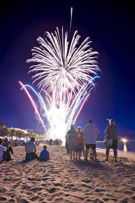 Roses ilumina su verbena de Sant Joan con grandes fuegos artificiales