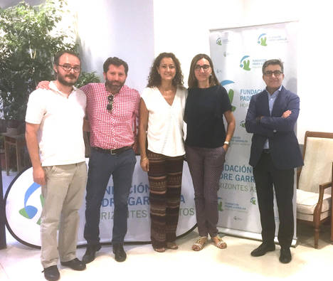 De izq a dcha: Juan Jiménez (EOI), Javier Moreno (Orange), presidenta de la Fundación Padre Garralda-Horizontes Abiertos, Dolores Navarro, Nani Fdez (Orange) y Eduardo Lizarralde (EOI)