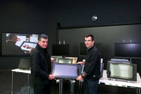 SEAT dona material tecnológico para uso didáctico
