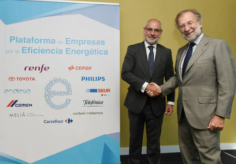 El director general de Comercialización de Endesa, Javier Uriarte (drcha.), con el Consejero Delegado de SEUR, Alberto Navarro (izq.), durante el acto de adhesión de SEUR celebrado en la Sede de Endesa.