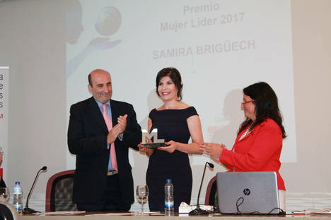 Samira Brigüech, presidenta de la Fundación Adelias recibiendo el Premio.