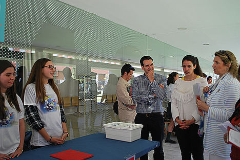 Miembros del Jurado visitando uno de los stand de los equipos participantes.