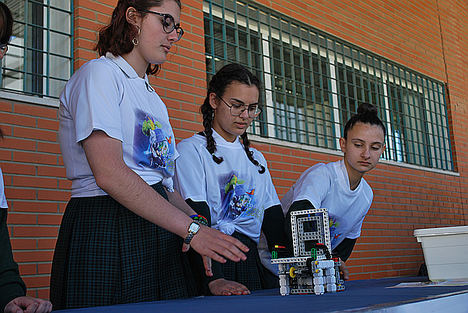 Uno de los equipos exponiendo su proyecto en la III Feria de las Ciencias Sostenible.