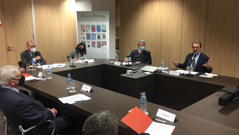 De izda. a dcha.: Rafael Puyol, presidente de UNIR; José Luis Jiménez, director general de Inversiones de Mapfre; Alicia Coronil, economista jefe de Singular Bank; Jordi Sevilla, presidente del Consejo Social de UNIR; y Emilio Ontiveros, presidente de Analistas Financieros Internacionales. Por José María Visiers.