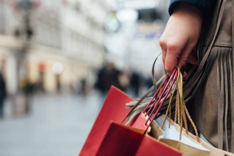 Sólo el 17% de los ingresos turísticos por compras que registra España proceden de viajeros de alto poder adquisitivo