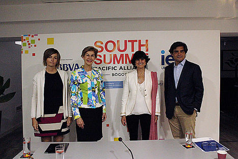 De izqda. a dcha.: Elena Alfaro, responsable global de Data y Open Innovation de Client Solutions en BBVA; Carolina Barco, Embajadora de Colombia en España; María Benjumea, fundadora de Spain Startup-South Summit; y Juan José Güemes, presidente del Centro de Emprendimiento e Innovación de IE University. 