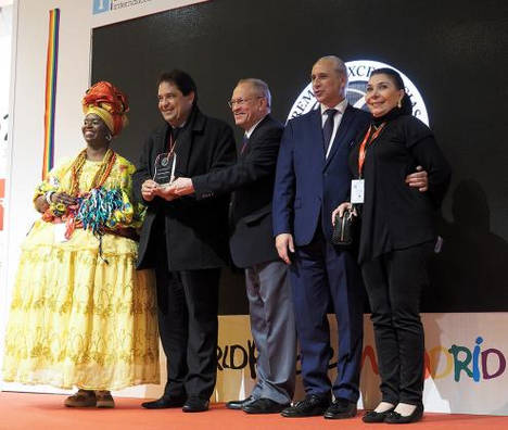 Recogieron el premio: Sr.Jose Alves Peixoto Jr, Secretario de Turismo de la Provincia de Bahia Sra.Regina Ahmed, Directora de Promoción de BAHIATURSA