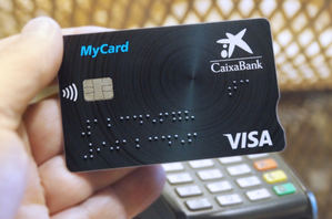 CaixaBank lanza la primera tarjeta financiera con sistema Braille en España