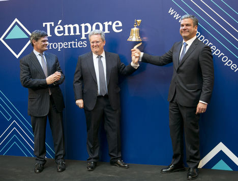 De izqda a dcha: Jaime Echegoyen, presidente de Sareb, Juan Ramón Dios, presidente del Consejo de Administración de Témpore Properties, y Nicolás Díaz Saldaña, consejero delegado de Témpore Properties.