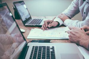 Inversiones en línea: ¿qué tener en cuenta a la hora de elegir una buena plataforma?
