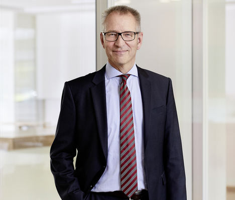 Ulrich Balbach, CEO de Leuze, hace una llamada con el fin de establecer una 'línea abierta' para los ingenieros de instalación.