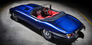 Un Jaguar E-Type en el desfile del Jubileo de Platino de la Reina