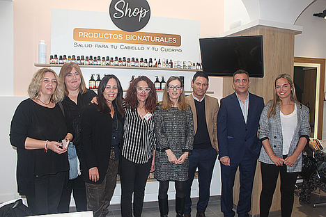 Elvira Mera arropada (a su derecha) por D.ª Sandra Pacheco (Directora General de la Dirección General de Trabajo de Extremadura), D. Luis Solís Villa (Vicealcalde del Ayto. Villanueva de la Serena) , D. Juan José Pérez Mayordomo (Jefe del Servicio de Seguridad y Salud en el Trabajo de la Junta de Extremadura), D.ª Ana Mansanet Rodríguez (Concejala de Comercio del Ayto. Villanueva de la Serena); (a su izquierda) otras compañeras del sector peluquería.