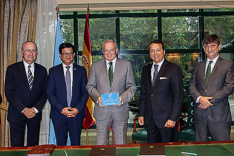 De izqda a dcha:  - José M. Domínguez, Director General de Secretaría General y Técnica de Unicaja Banco - Victorio Valle, Vicepresidente de Unicaja Banco - Francisco de la Torre, Alcalde de Málaga - Nikhil Seth, Secretario General Adjunto de las Naciones Unidas y Director Ejecutivo de UNITAR - Manuel Azuaga, Presidente de Unicaja Banco - Alex Mejía, Director de División y Responsable de la Red Cifal de UNITAR - Enrique Sánchez del Villar, Consejero Delegado de Unicaja Banco - Julio Andrade, Director de Cifal Málaga.