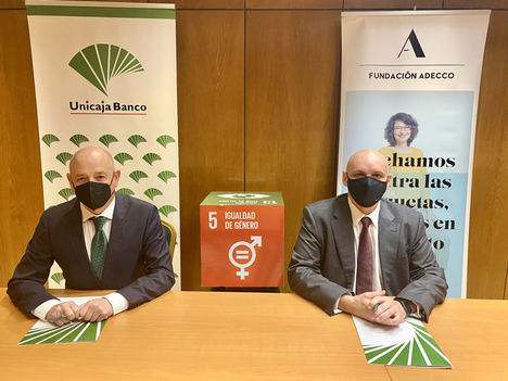 De  izqda. a dcha.: El Director  de  Relaciones Institucionales y con Grupos de Interés y Sociales
de  Unicaja Banco, Fernando Ríos y el Coordinador Regional de la Fundación
Adecco, Miguel Ángel de Pedro.