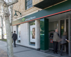 Unicaja Banco ofrece a sus clientes fraccionar el pago de sus seguros de vida y de accidentes sin recargo