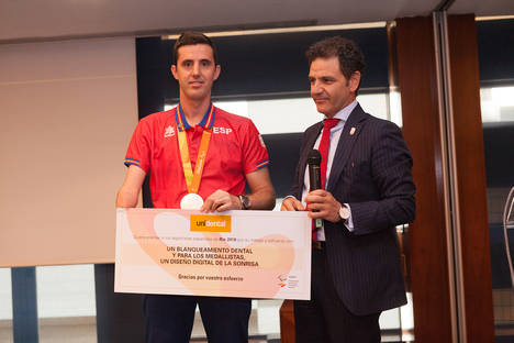 José Álvarez, Presidente de Unidental, haciendo entrega del regalo a José Manuel Ruiz, abanderado y medallista olímpico, en nombre de todo el equipo.