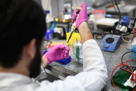 Un investigador del Instituto de Biología de la Universidad Federal de Río de Janeiro trabaja para desarrollar un método de detección del COVID-19. 