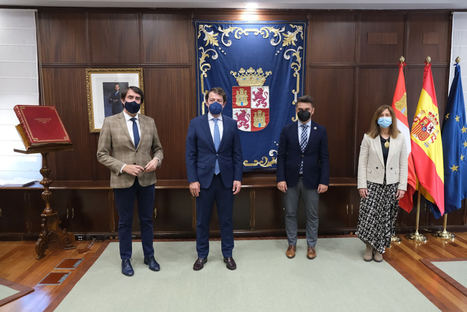De izqda. a dcha.: Juan Carlos Suárez-Quiñones, consejero de Fomento y de Agricultura; Alfonso Fernández Mañueco, presidente de la Junta de Castilla y León; Pedro Ruiz Aragoneses, presidente de Vitartis; y Cristina Ramírez de Lara, directora de Vitartis.