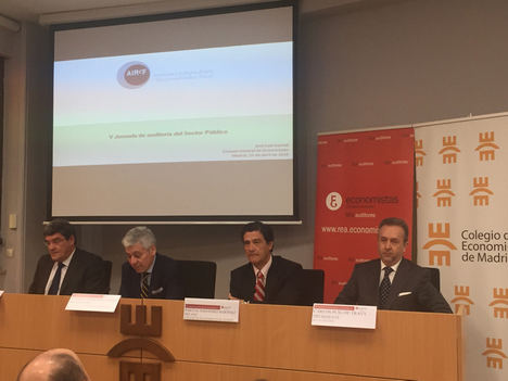 De izda. a dcha: José Luis Escrivá, presidente de la AIReF; Emilio Álvarez, presidente de la Comisión de Auditoría del Sector Público del REA; Pascual Fernández, vicepresidente del Consejo General de Economistas de España y decano del Colegio de Economistas de Madrid, y Carlos Puig de Travy, presidente del Registro de Economistas Auditores (REA).