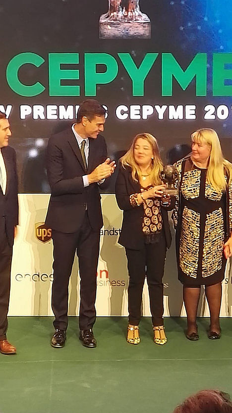 Vanesa y Denia Martínez recogen el premio.